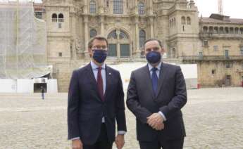 El presidente de la Xunta, Alberto Núñez Feijóo (i), y el ministro de Transportes, José Luis Ábalos, posan en una fotografía ante la Catedral de Santiago de Compostela antes de comenzar una reunión entre ambos mandatarios, a 9 de abril de 2021. - Álvaro Ballesteros - Europa Press