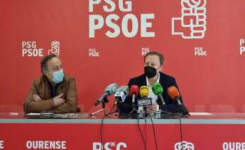 El secretario de Organización del PSOE ourensano, Juan Carlos Francisco Rivera, y el portavoz municipal y líder provincial, Rafael Rodríguez Villarino, en la rueda de prensa - PSDEG