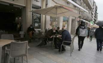 Varias personas en una terraza, el día en que entran en vigor nuevas medidas en la hostelería, en Vigo, Pontevedra, Galicia, (España). La Xunta ha decretado desde este viernes a las 00.00 el paso de la ciudad de Vigo a nivel medio debido a la crisis del C - Europa Press