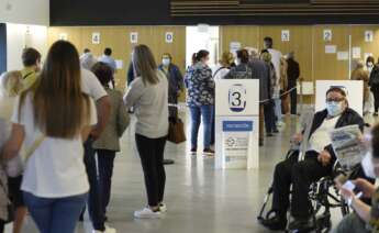 Personas mayores de 80 años, policías, bomberos y profesores esperan para ser vacunados con la dosis de Moderna y AstraZeneca respectivamente, en el hospital Álvaro Cunqueiro de Vigo, en Vigo, Pontevedra, Galicia (España), - Europa Press