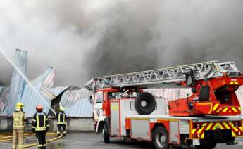 Incendio declarado en el polígono de O Ceao. EFE/Eliseo Trigo