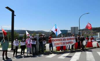 Protesta contra el despido de un trabajador de Veolia frente a la sede de Inditex / CIG