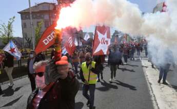 Decenas de personas con banderas de sindicatos y humo durante una manifestación convocada por varios sindicatos"en defensa del empleo, por un futuro industrial, contra la represión sindical en Alu Ibérica" en la plaza de Ourense de A Coruña. - M. Dylan - Europa Press