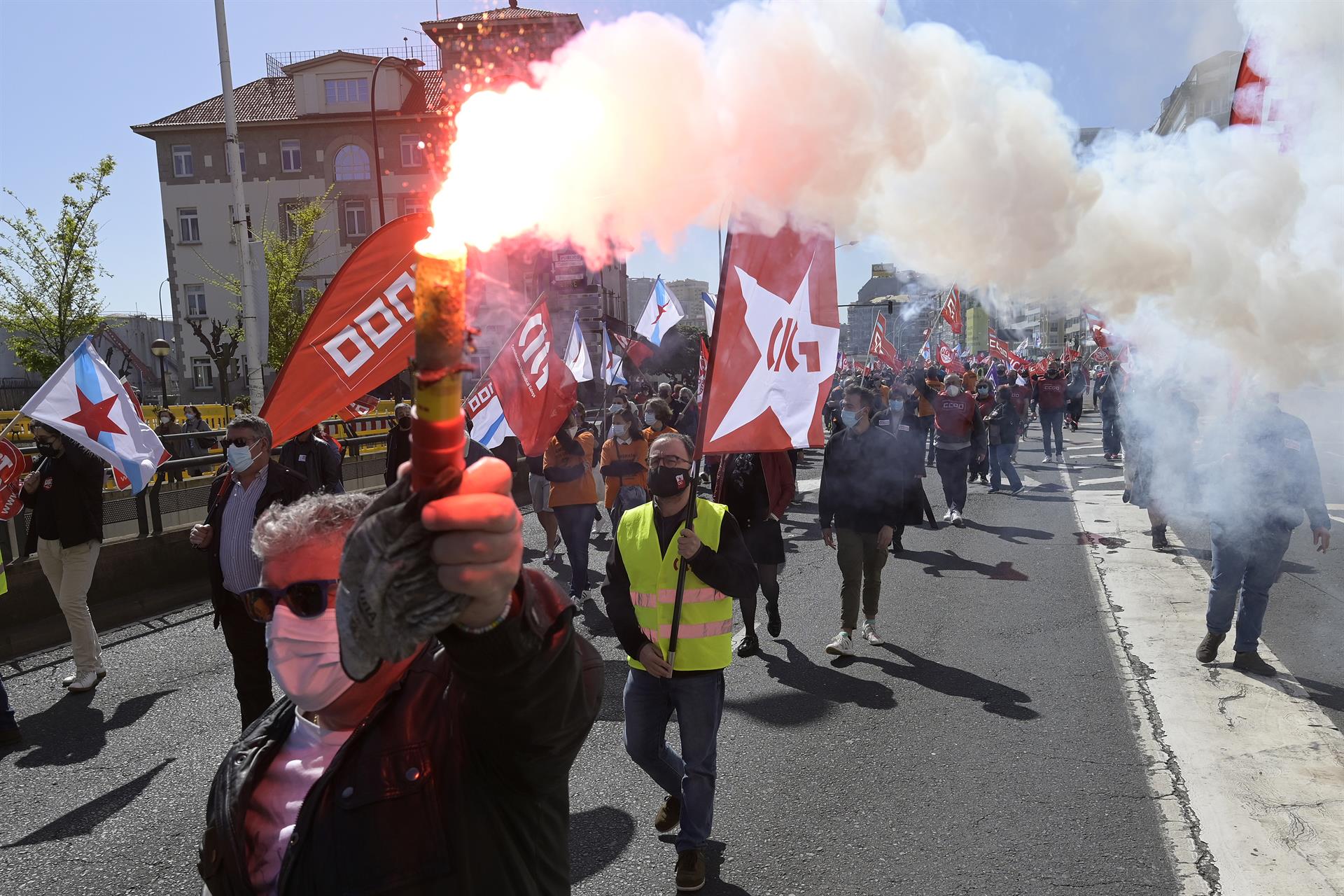 Decenas de personas con banderas de sindicatos y humo durante una manifestación convocada por varios sindicatos"en defensa del empleo, por un futuro industrial, contra la represión sindical en Alu Ibérica" en la plaza de Ourense de A Coruña. - M. Dylan - Europa Press