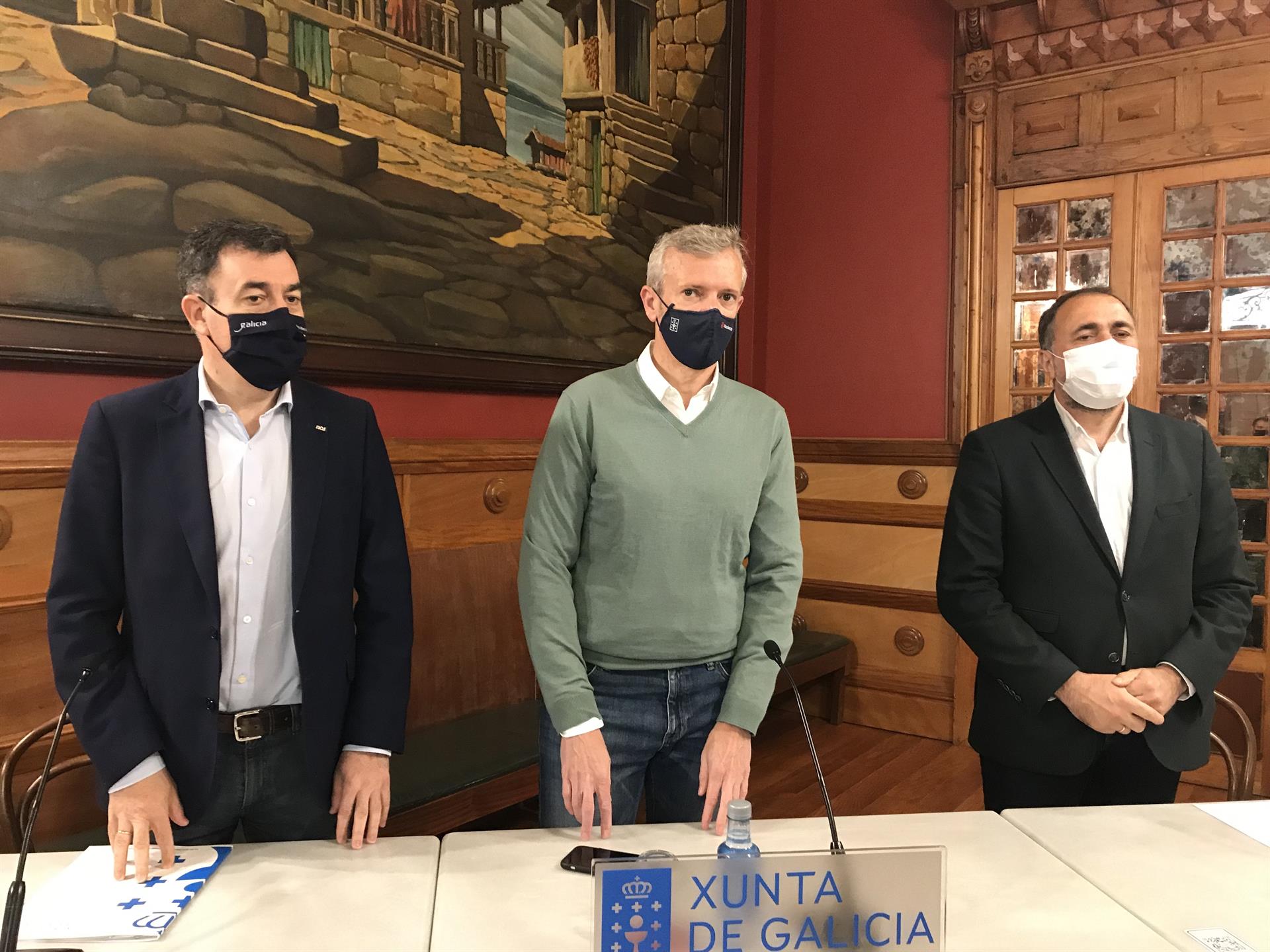 El conselleiro de Cultura, Román Rodríguez, el vicepresidente primero de la Xunta, Alfonso Rueda; y el titular de Sanidade, Julio García Comesaña; antes de la rueda de prensa - EP