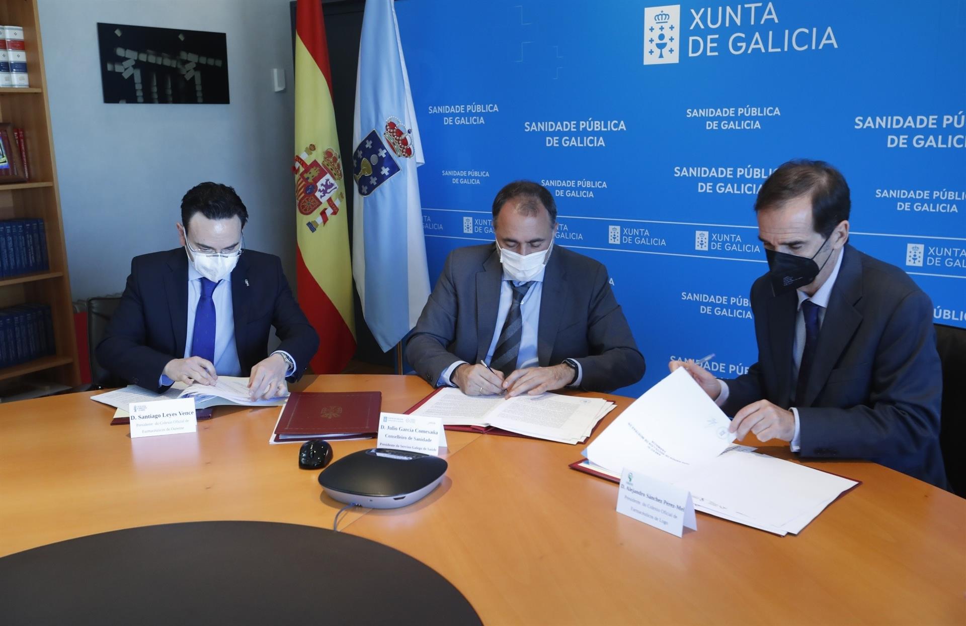 El conselleiro de Sanidade, Julio García Comesaña, firma convenios de colaboración con los presidentes de los colegios oficiales de farmacéuticos de Lugo y Ourense, Alejandro Sánchez Pérez-Mel y Santiago Leyes Vence, respectivamente. - XUNTA