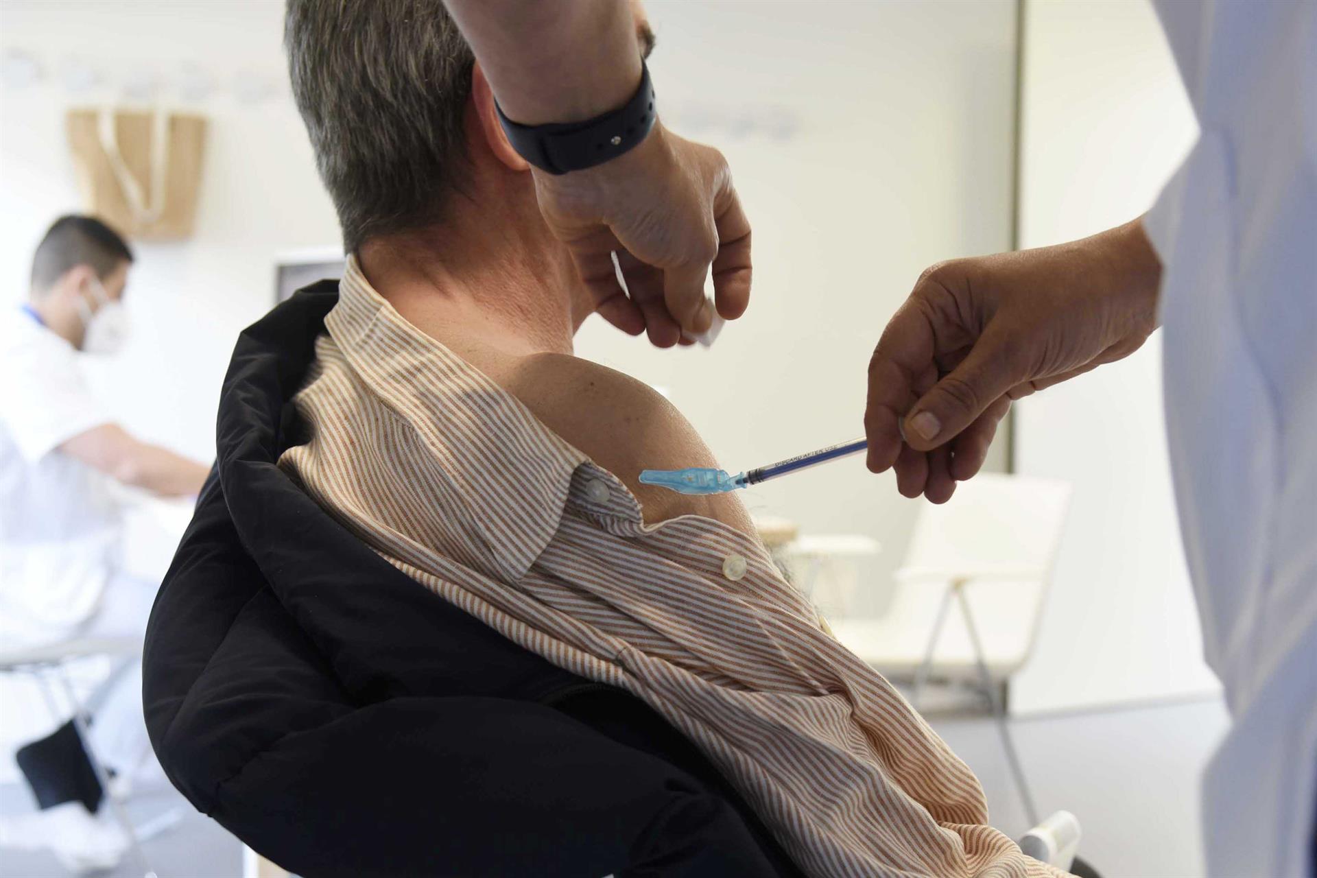 Sanitarios vacunan a personas mayores de 80 años con la dosis de Moderna y policías, bomberos y profesores con la vacuna de AstraZeneca en el hospital Álvaro Cunqueiro de Vigo, en Vigo, Pontevedra, Galicia (España), a 1 de abril de 2021. El Serv - Europa Press - Archivo