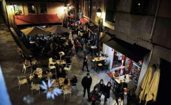 Varias personas en terrazas de bares, en la Rúa dos Fornos, a 22 de mayo de 2021, en Ourense, Galicia (España). Este viernes por la tarde el Diario Oficial de Galicia (DOG) actualizó las medidas de la Xunta para la ‘desescalada’ gallega y permitió que los - Rosa Veiga