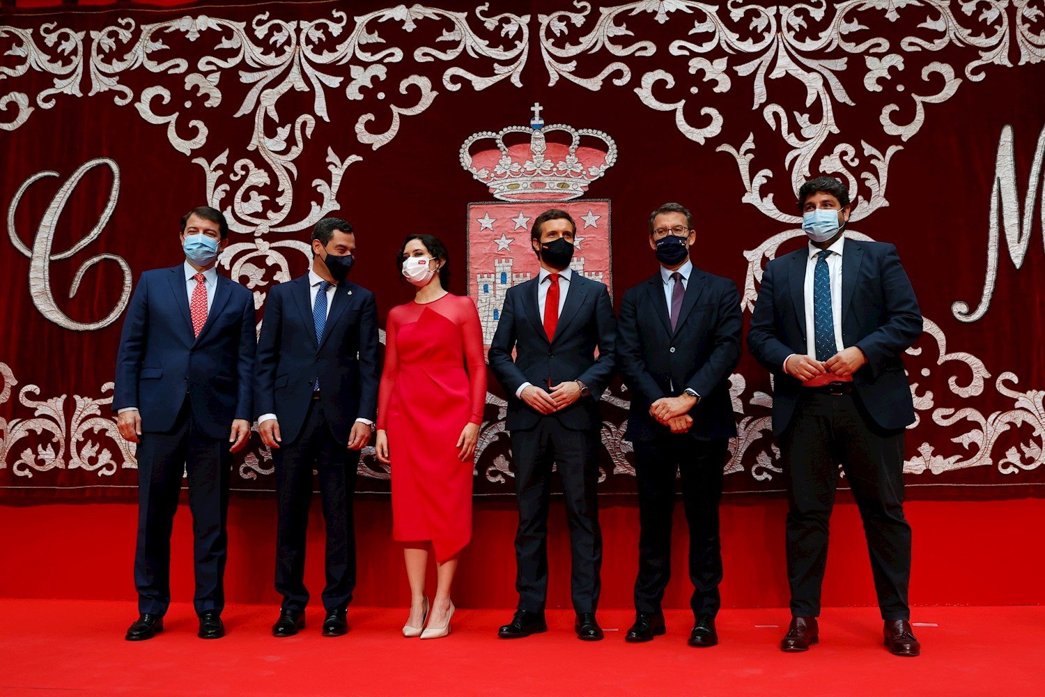 La presidenta de la Comunidad de Madrid, Isabel Díaz Ayuso (3i) junto con el presidente de Castilla y León, Alfonso Fernández Mañueco (i), el presidente de Andalucía, Juanma Moreno (2i) el presidente del PP, Pablo Casado (3d), el presidente de la Xunta, Alberto Núñez Feijóo (2d) y el presidente de Murcia, Fernando López Miras (d) posan tras la investidura de Ayuso celebrada en la Real Casa de Correos este sábado. EFE/J.J. Guillén