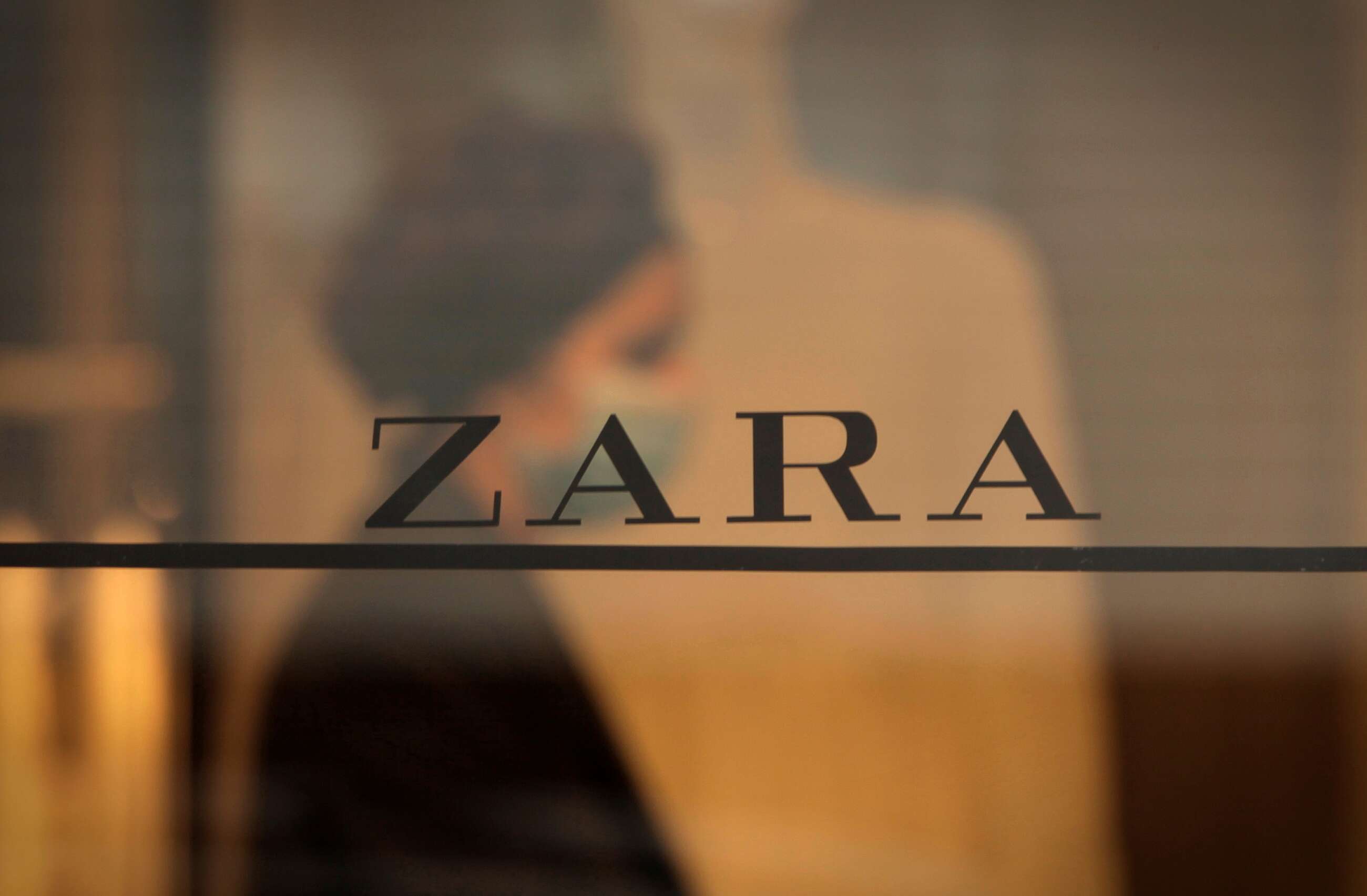 Una trabajadora de la emblemática tienda de Zara en la calle Juan Flórez de A Coruña, la primera abierta por el fundador de Inditex, Amancio Ortega. EFE/Cabalar