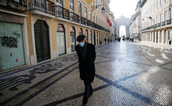 Un ciudadano con mascarilla pasea por Lisboa / EFE