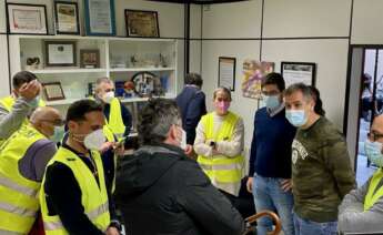Imagen de los trabajadores de Ence durante su encierro en el Concello de Pontevedra
