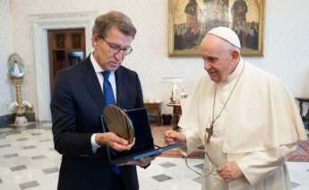 Feijóo ha obsequiado al Papa con una concha de bronce real de 1,5 kilogramos de peso, que ha sido adaptada para su uso como pisapapeles