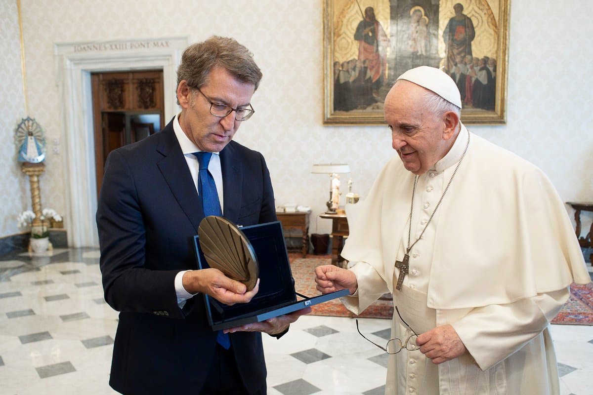 Feijóo ha obsequiado al Papa con una concha de bronce real de 1,5 kilogramos de peso, que ha sido adaptada para su uso como pisapapeles