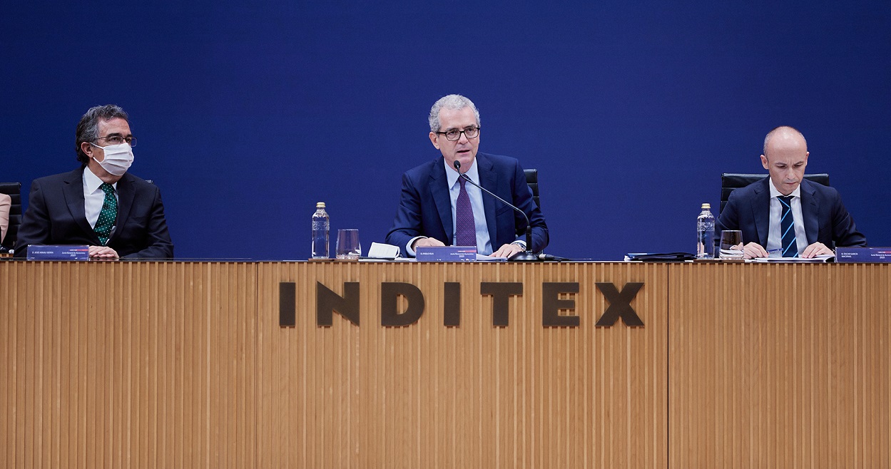 José Arnau (a la izquierda), Pablo Isla (centro) y Óscar García Maceiras (derecha) en la junta general de accionistas de Inditex. Foto: Inditex