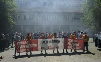 Componentes del Comité de empresa de Alu Ibérica A Coruña participan con una pancarta y bengalas en una concentración ante la antigua Audiencia Provincial, a 20 de mayo de 2021, en A Coruña, Galicia, (España). - M. Dylan - Europa Press - Archivo