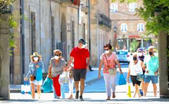 Un grupo de personas pasea por el recinto donde se suele celebrar la Festa do Albariño, a 28 de julio de 2021, en Cambados, Pontevedra. - Beatriz Ciscar -