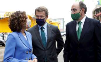 La ministra de Hacienda, María Jesús Montero, el presidente de la Xunta, Alberto Núñez Feijóo, y el presidente de Iberdrola, Ignacio Sánchez Galán. Foto: EFE