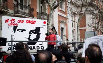 David Couso, uno de los hermanos de José Couso, en una concentración ante la embajada de EEUU en Madrid. EFE/Luca Piergiovanni