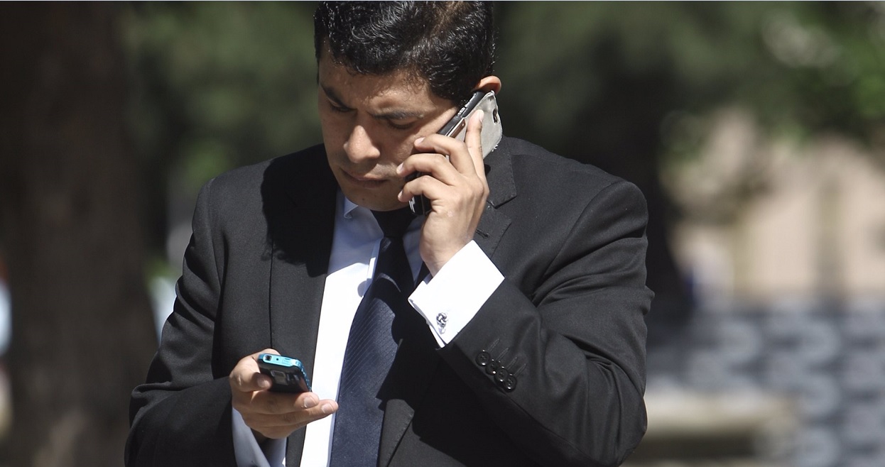 Una persona camina hablando por el móvil. Foto: Europa Press