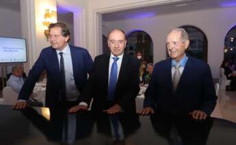 El presidente de Aegama, Julio Lage, junto a los premiados Olegario Vázquez Rama e Ignacio Rivera / Manuel Seixas Calviño