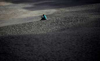 Un hombre, en la coruñesa playa de Riazor. Foto: EFE