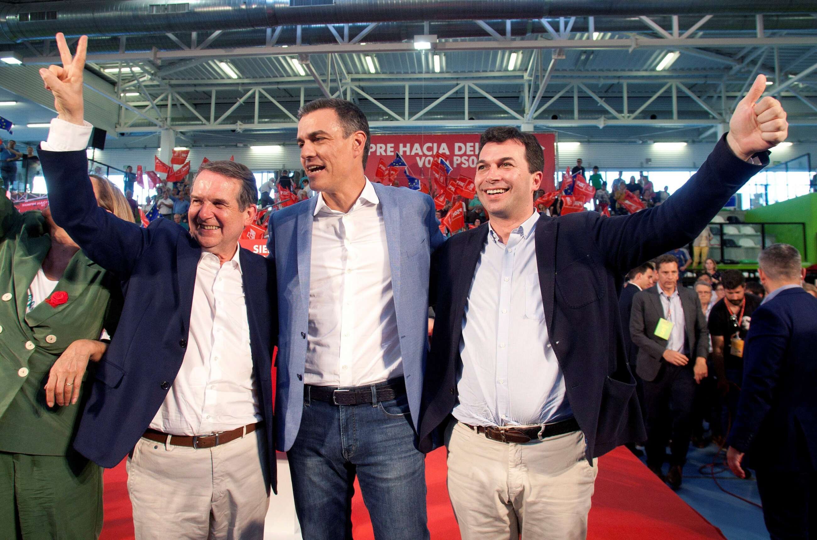 Pedro Sánchez junto a Abel Caballero, alcalde de Vigo, y Gonzalo Caballero, secretario xeral del PSdeG / EFE