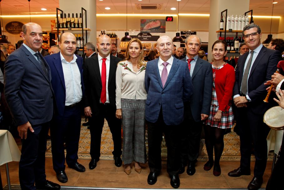 Manuel Gómez Franqueira y María Gómez Franqueira en la apertura de una tienda Coren Grill en el barrio de A Ponte en Ourense / Coren