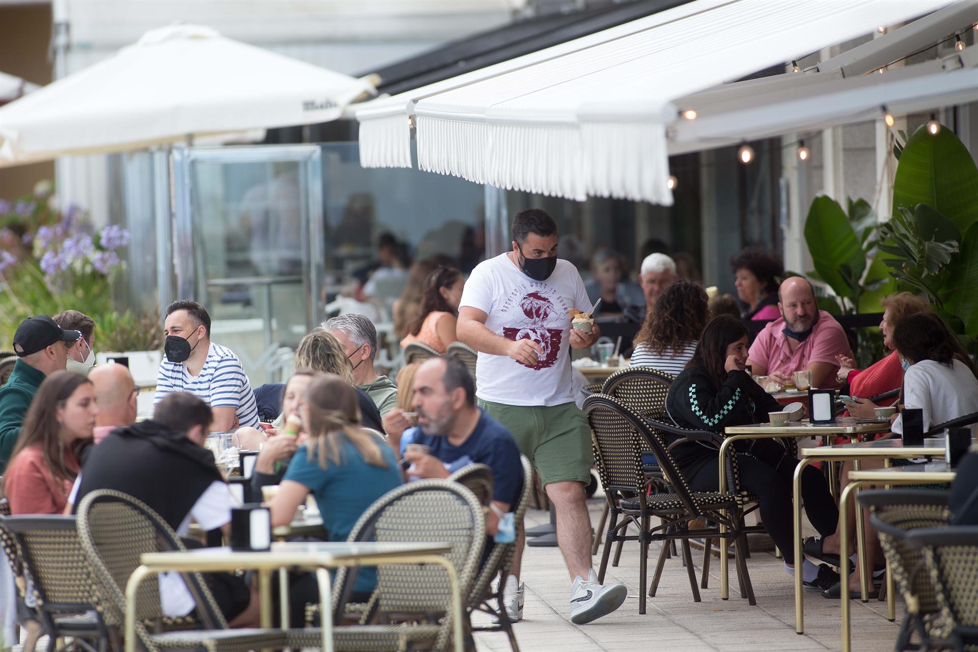 Clientes en una terraza en A Mariña lucense. - Carlos Castro - Europa Press