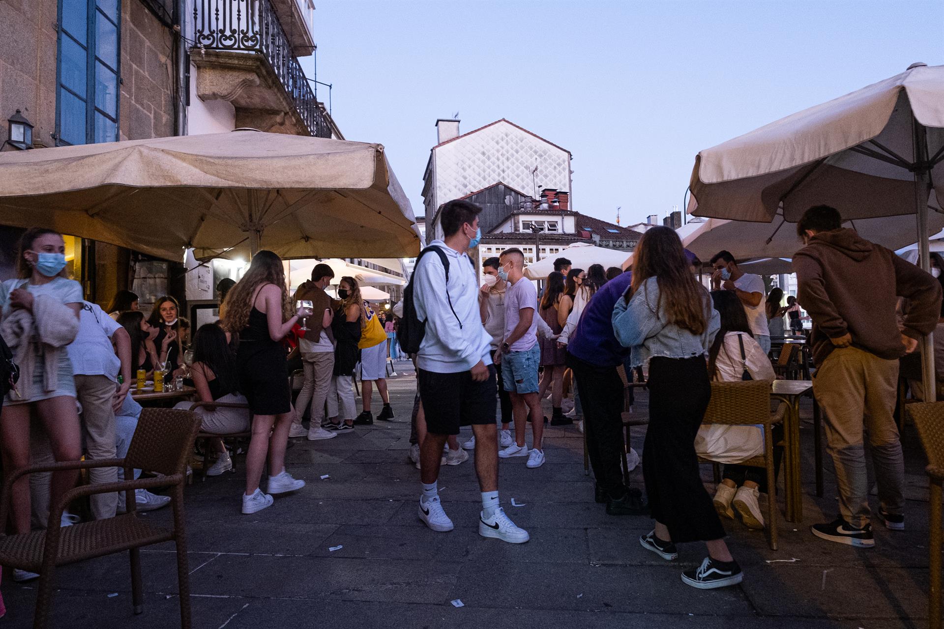 Personas en una zona de hostelería de Santiago. - César Arxina - Europa Press