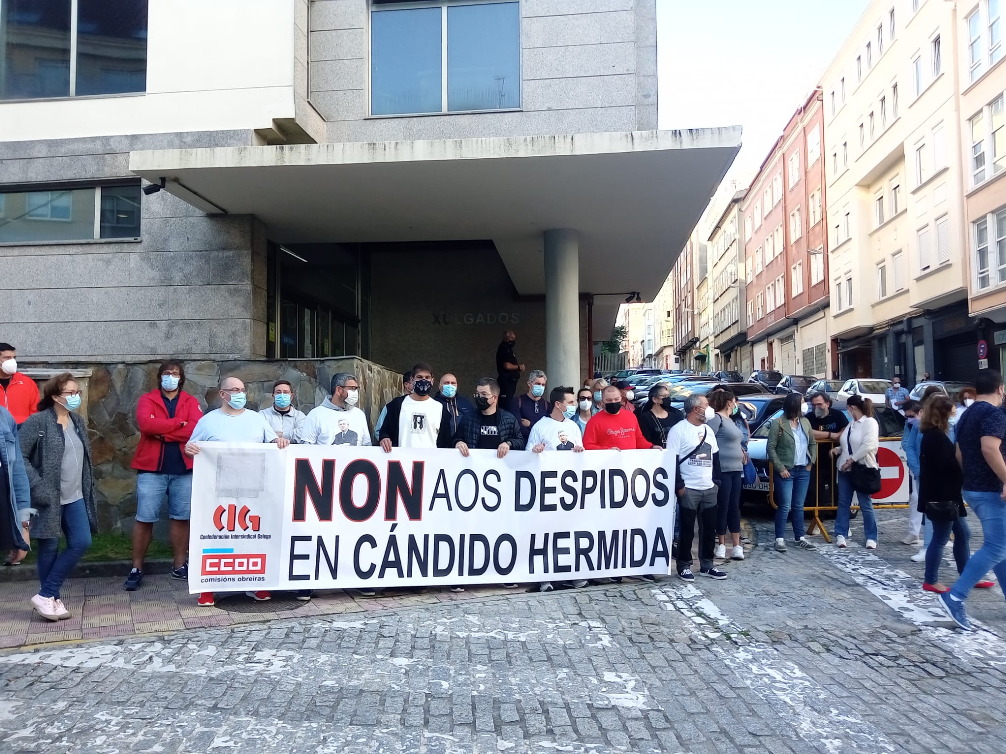 Trabajadores de Cándido Hermida frente al Juzgado de Ferrol. / Cedida