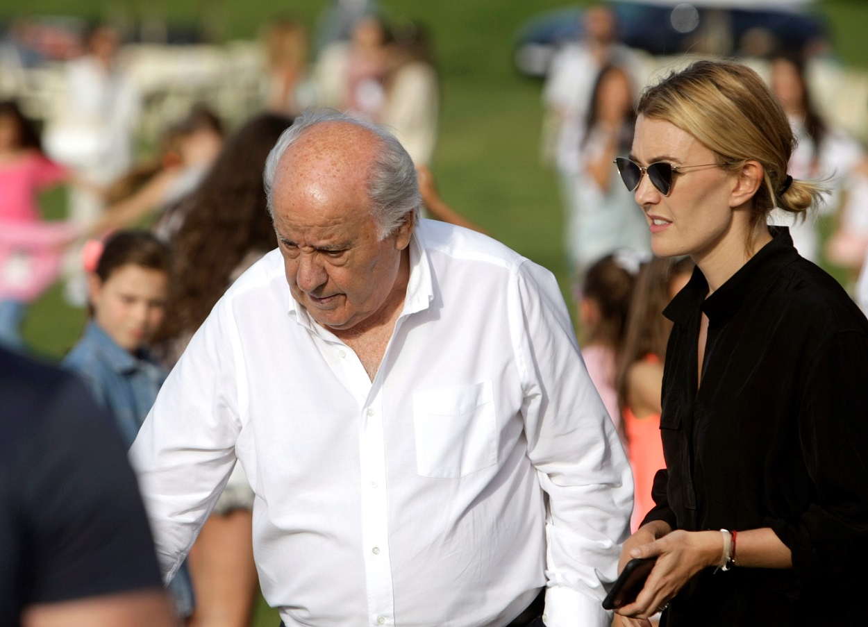 El empresario Amancio Ortega y su hija Marta Ortega a su llegada a la trigésimo octava edición del Concurso Internacional de Saltos de Casas Novas. EFE/Cabalar