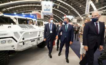 El presidente de la Xunta, Alberto Núñez Feijóo (c), acompañado por el vicepresidente económico Francisco Conde (dcha), participa en la inauguración de Metal Industry and Technologies International Trade Fair (Mindtech). EFE/Salvador Sas