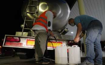 Vecinos recogen agua de camiones cisterna por un vertido que deja sin suministro a varios barrios a 11 de septiembre en Santiago de Compostela, A Coruña (Galicia). Varios barrios de Santiago de Compostela sufren desde este sábado cortes de suministro del - Álvaro Ballesteros