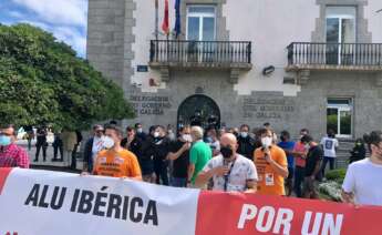 Concentración de trabajadores de Alu Ibérica frente a la Delegación del Gobierno en Galicia