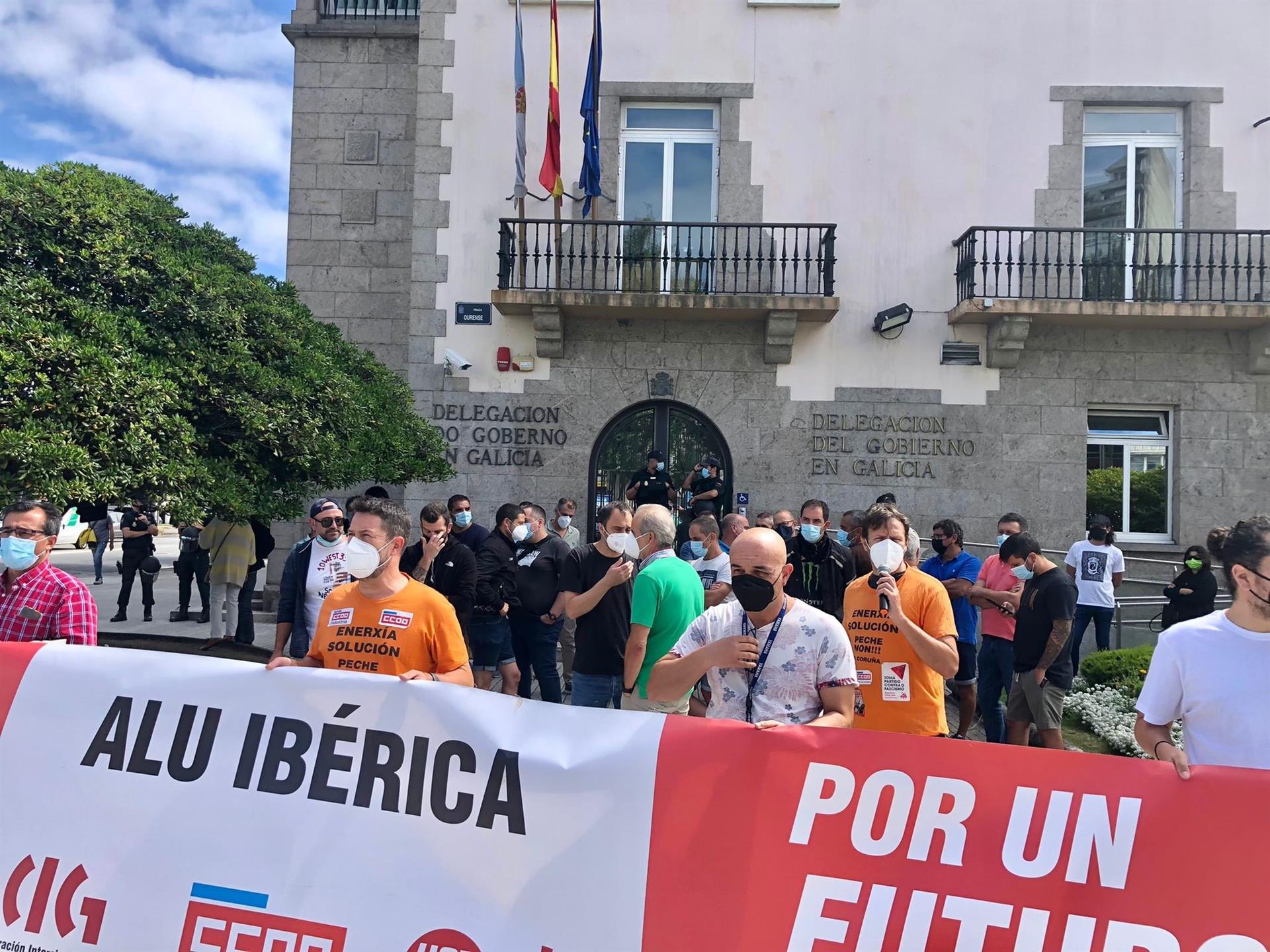 Concentración de trabajadores de Alu Ibérica frente a la Delegación del Gobierno en Galicia