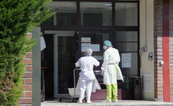 Dos trabajadores conversan en la puerta de la residencia de Las Gándaras, la mayor de Lugo - Carlos Castro - Europa Press