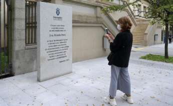 Monolito conmemorativo en recuerdo de Rosalía Mera frente al instituto que lleva su nombre