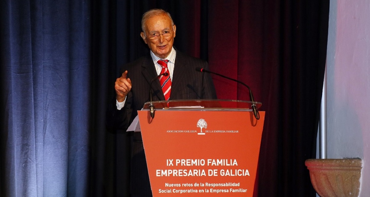 Luis Fernández Somoza, recibe un premio de la Asociación Gallega de Empresa Familiar. Foto: AGEF