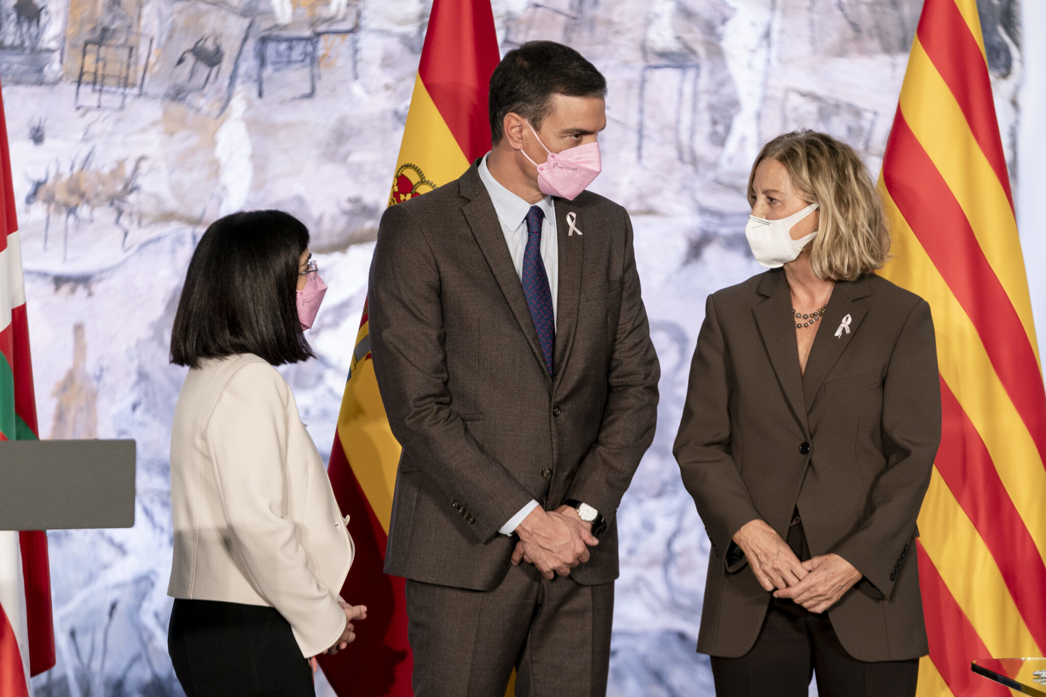 Pedro Sánchez junto a la vicepresidenta de la Fundación Amancio Ortega y mujer del fundador de Inditex, Flora Pérez Marcote; y Carolina Darias, ministra de Sanidad / E.P.