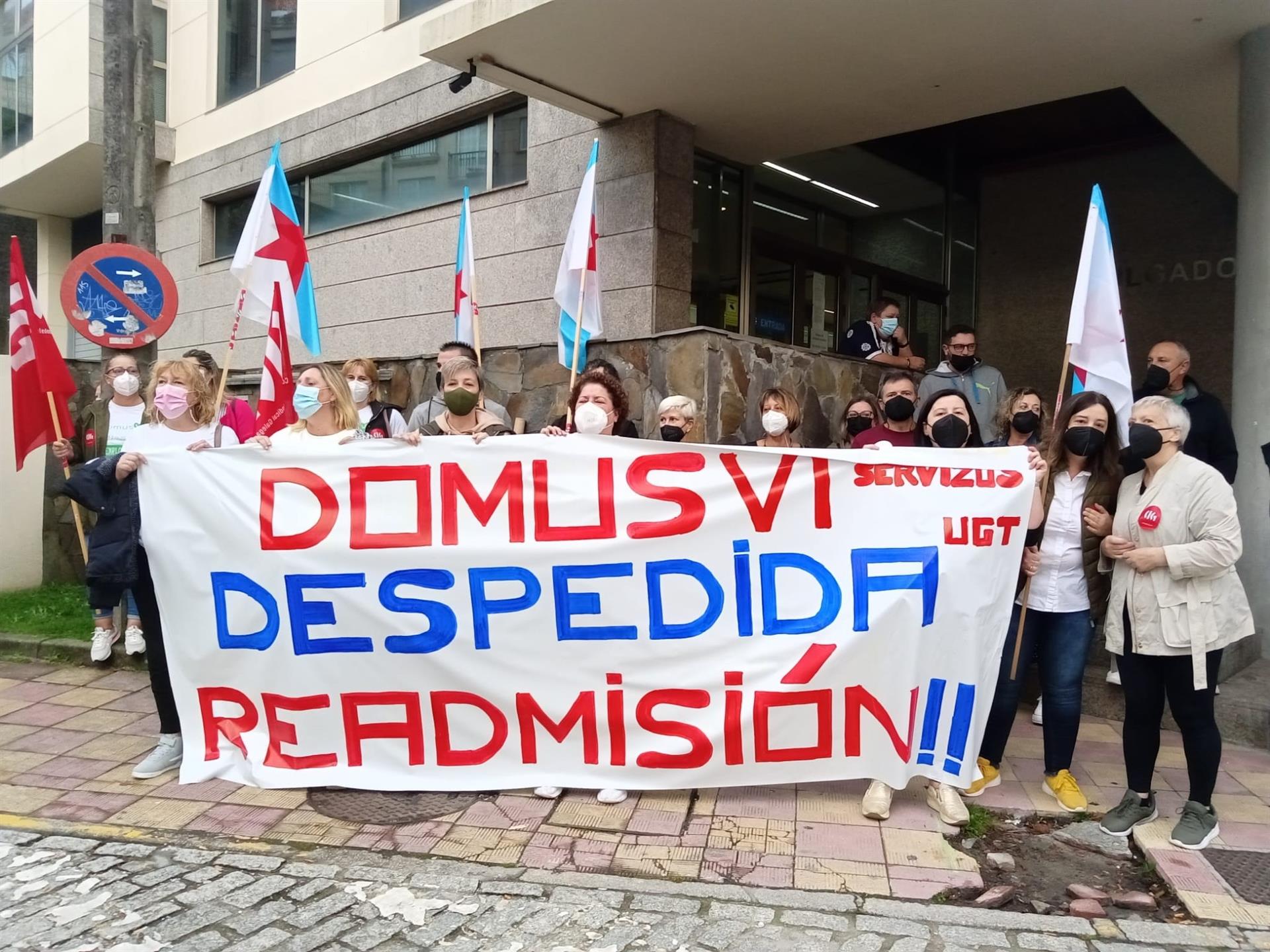 Protesta ante las puertas de los juzgados por el despido de una trabajadora de Domus VI, que acepta despido improcedente