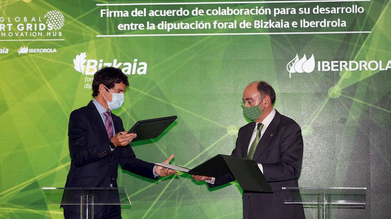 El diputado general de Bizkaia, Unai Rementeria, (i) y el presidente de Iberdrola, Ignacio Galán, (d) durante la firma del Global Smart Grids Innovation Hub. EFE/Luis Tejido