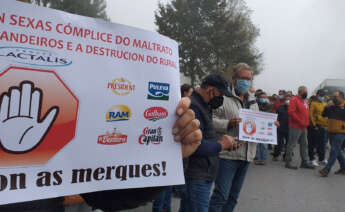 Protesta de los ganaderos frente a la fábrica de Lactalis en Outeiro de Rei / Unións Agrarias