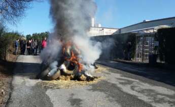 Protesta de ganaderos ante la planta de Lactalis en Vilalba