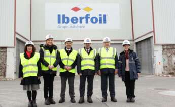 Clemente González frente a la planta de Iberfoil en Huesca