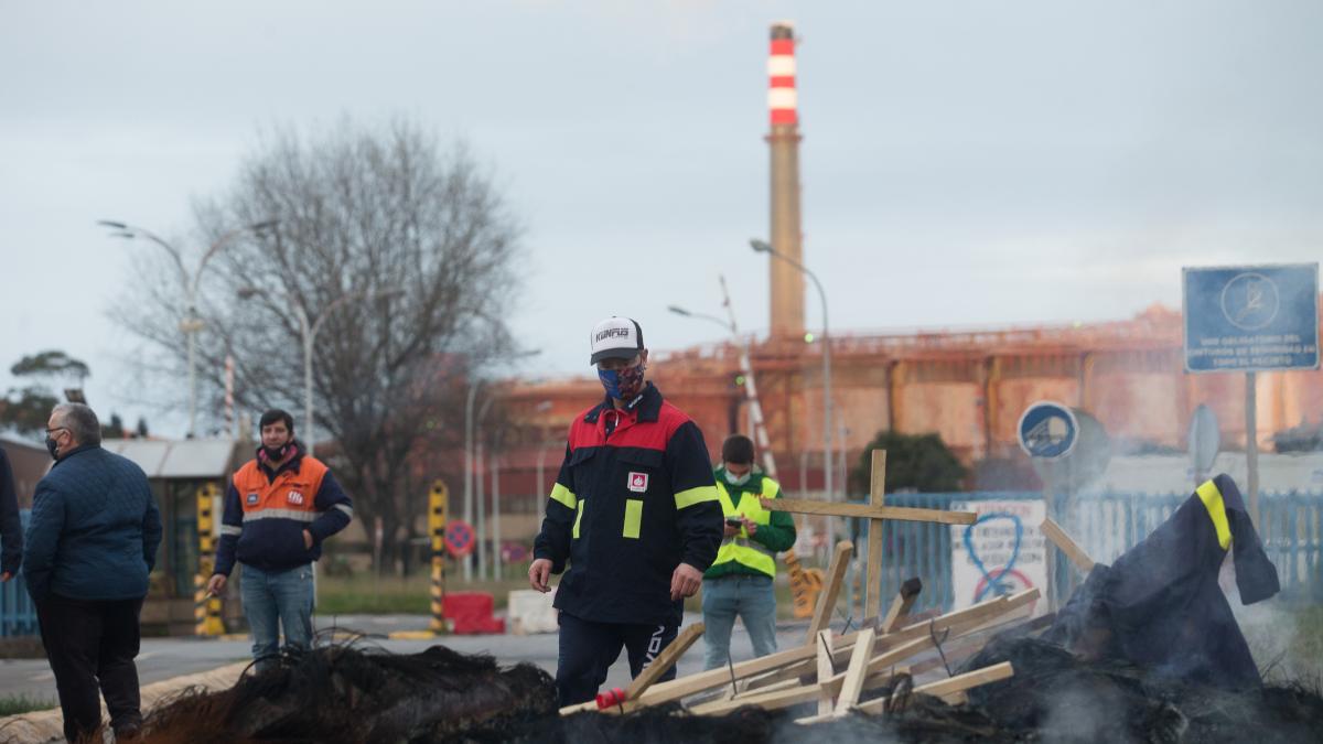 Trabajadores de Alcoa en la planta lucense de San Cibrao / EP