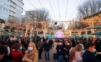 Viandantes en Vigo, observando las luces de Navidad. Foto: Europa Press