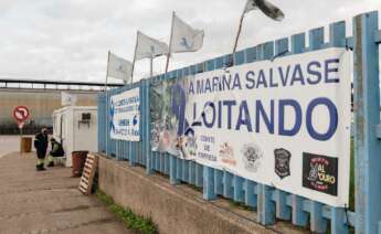 Dos vigilantes de seguridad en la caseta de vigilancia de la fábrica de Alcoa en San Cibrao, un día después de que los trabajadores alcanzaran un acuerdo con la empresa, a 29 de diciembre de 2021, en San Cibrao, Cervo, Lugo, Galicia (España). Los trabajad - Carlos Castro -