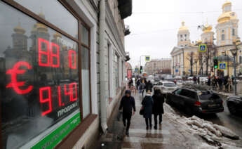 Personas caminando por las calles de San Petersburgo. Foto EFE