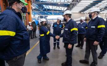 El presidente de la Xunta, Alberto Núñez Feijóo, en la visita a la planta de Showa Denko en A Coruña